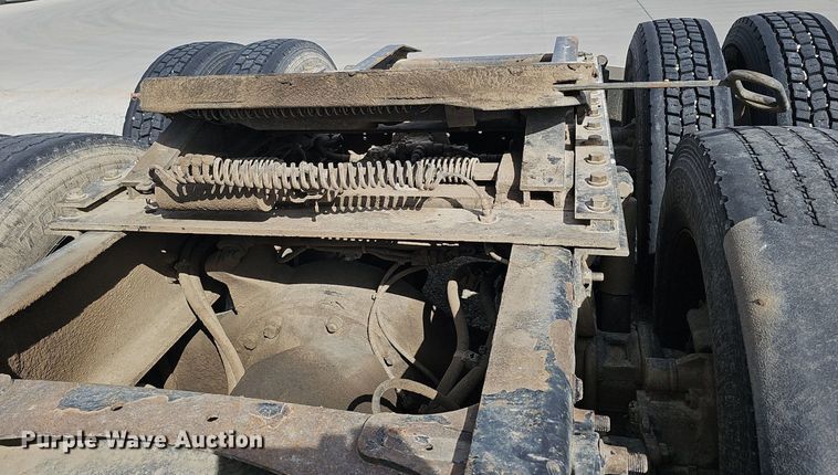 image for item DQ8696 2013 Freightliner Cascadia semi truck