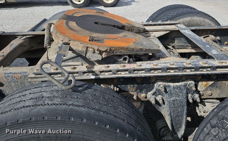 image for item DQ8696 2013 Freightliner Cascadia semi truck