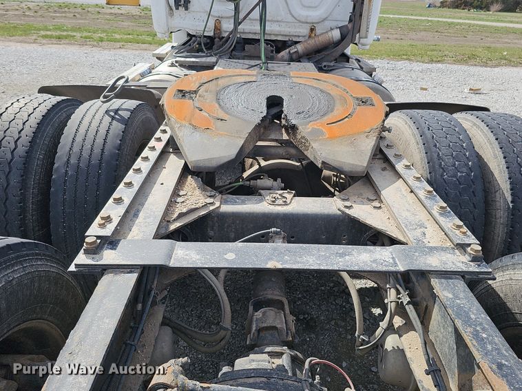 image for item DQ8696 2013 Freightliner Cascadia semi truck