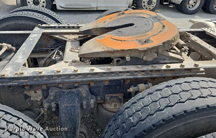 image for item DQ8696 2013 Freightliner Cascadia semi truck