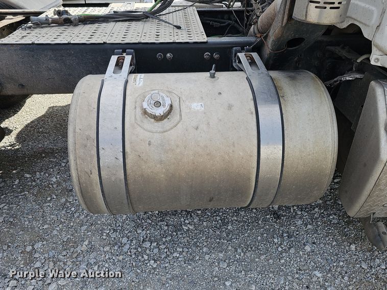 image for item DQ8696 2013 Freightliner Cascadia semi truck