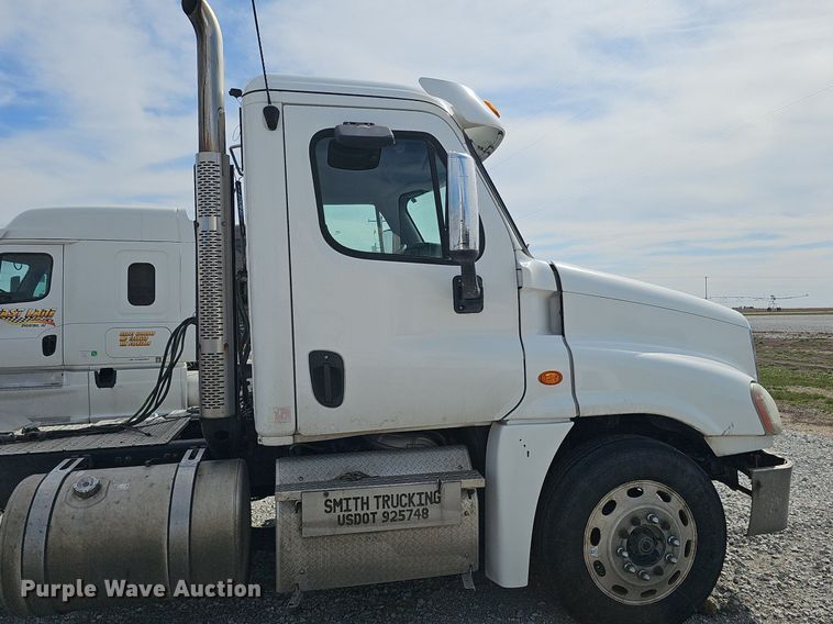 image for item DQ8696 2013 Freightliner Cascadia semi truck