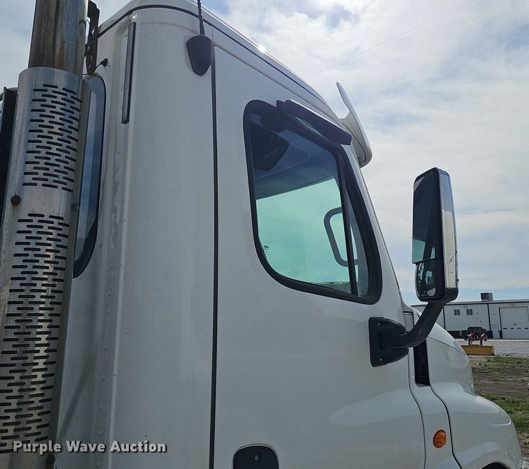 image for item DQ8696 2013 Freightliner Cascadia semi truck