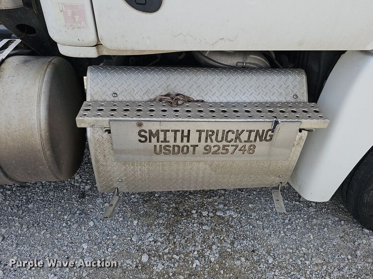 image for item DQ8696 2013 Freightliner Cascadia semi truck