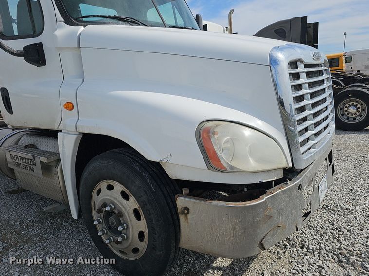 image for item DQ8696 2013 Freightliner Cascadia semi truck