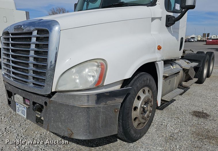 image for item DQ8696 2013 Freightliner Cascadia semi truck