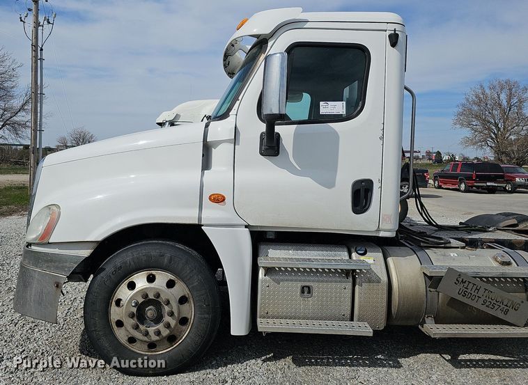 image for item DQ8696 2013 Freightliner Cascadia semi truck
