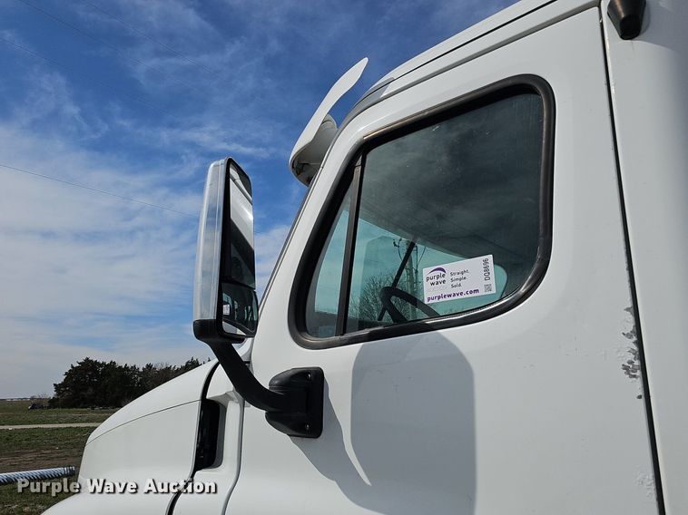 image for item DQ8696 2013 Freightliner Cascadia semi truck