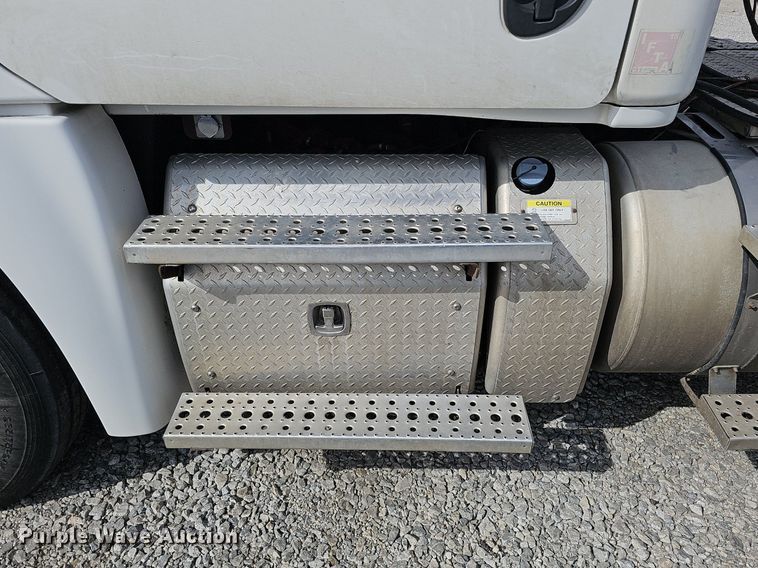 image for item DQ8696 2013 Freightliner Cascadia semi truck