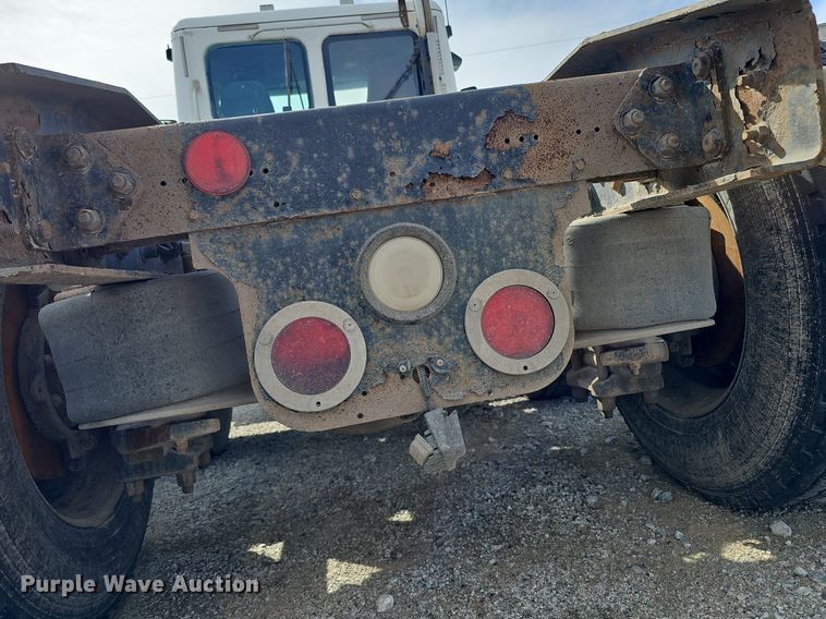 image for item DQ8696 2013 Freightliner Cascadia semi truck