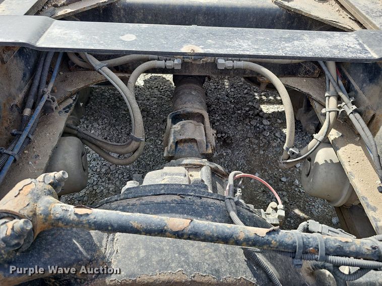 image for item DQ8696 2013 Freightliner Cascadia semi truck