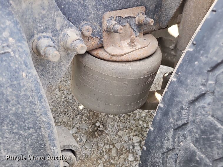 image for item DQ8696 2013 Freightliner Cascadia semi truck