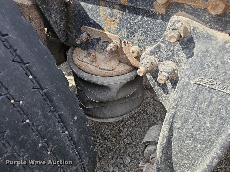 image for item DQ8696 2013 Freightliner Cascadia semi truck