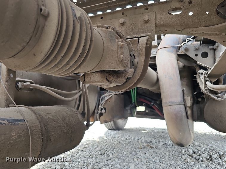 image for item DQ8696 2013 Freightliner Cascadia semi truck