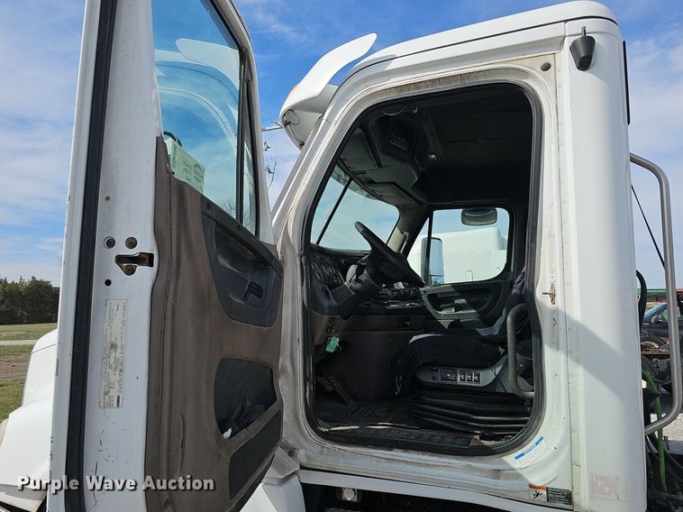 image for item DQ8696 2013 Freightliner Cascadia semi truck