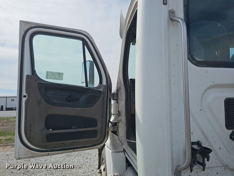 image for item DQ8696 2013 Freightliner Cascadia semi truck