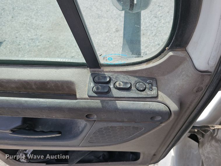 image for item DQ8696 2013 Freightliner Cascadia semi truck