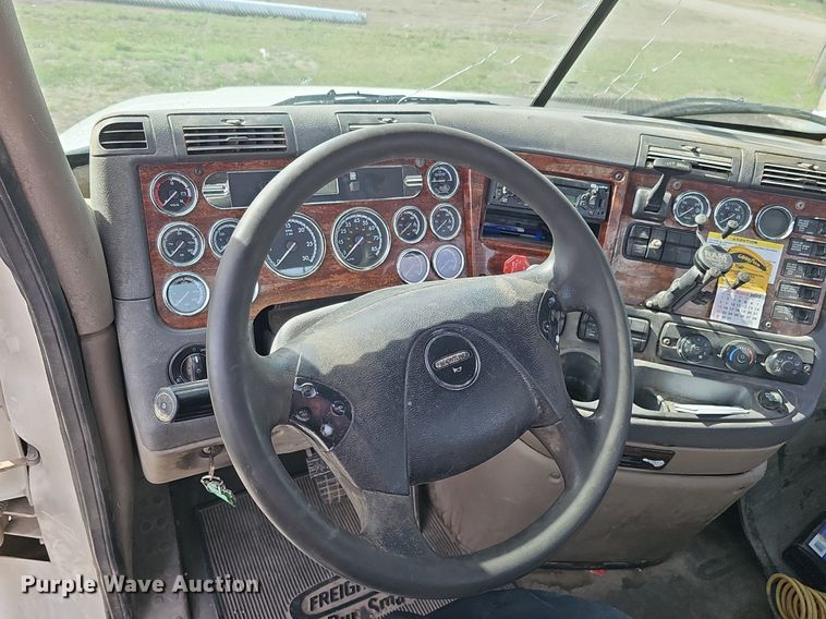 image for item DQ8696 2013 Freightliner Cascadia semi truck