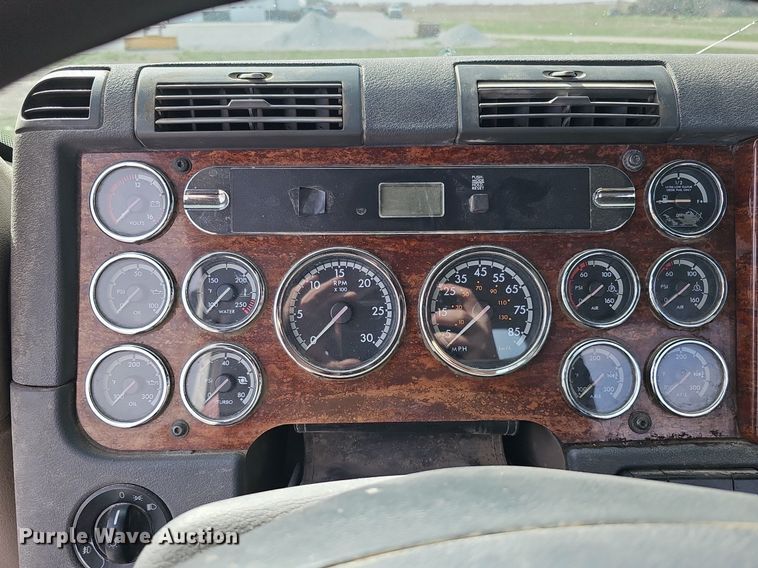 image for item DQ8696 2013 Freightliner Cascadia semi truck