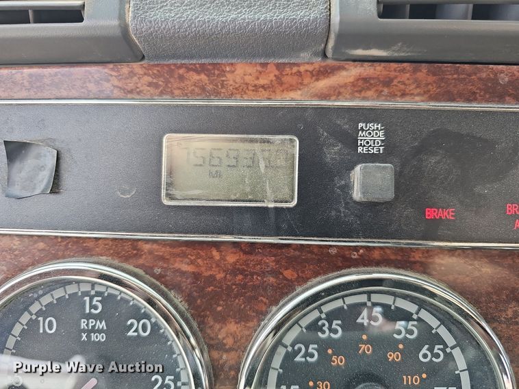 image for item DQ8696 2013 Freightliner Cascadia semi truck