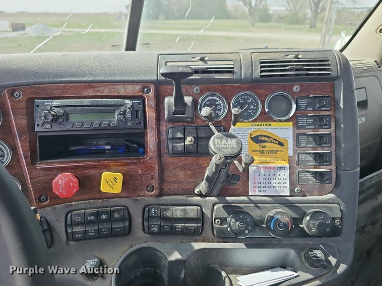 image for item DQ8696 2013 Freightliner Cascadia semi truck