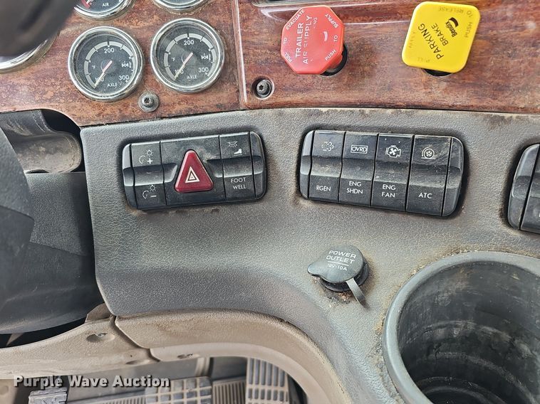 image for item DQ8696 2013 Freightliner Cascadia semi truck