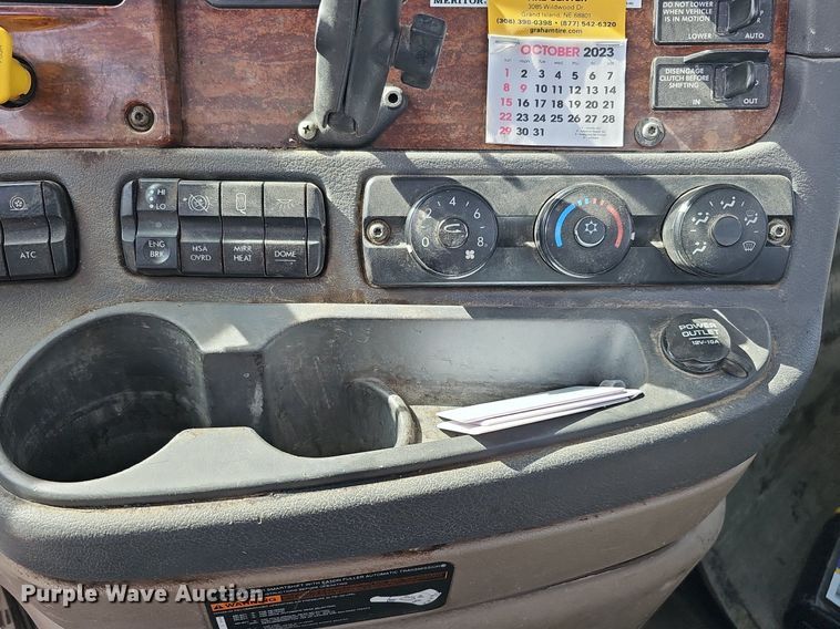 image for item DQ8696 2013 Freightliner Cascadia semi truck