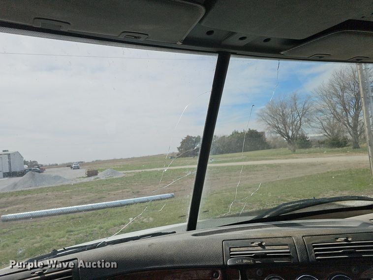 image for item DQ8696 2013 Freightliner Cascadia semi truck