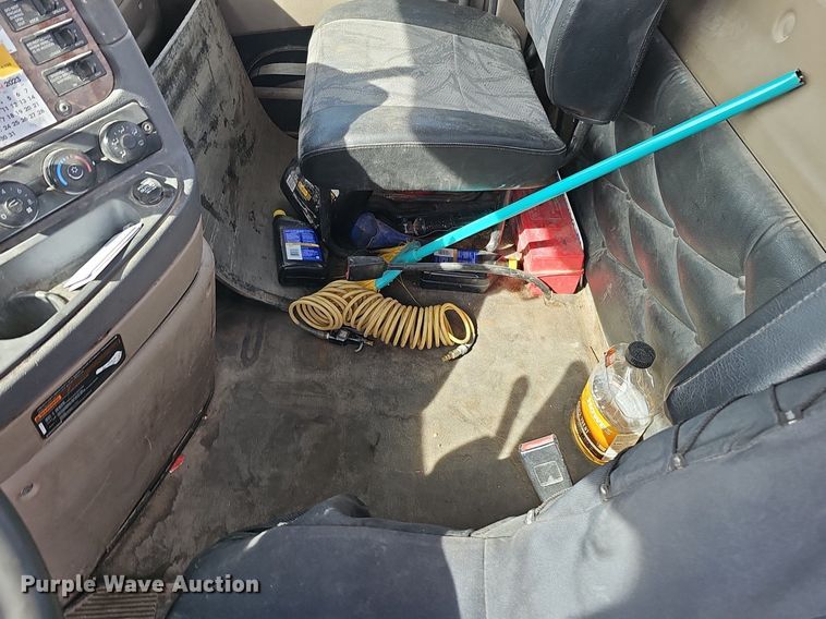 image for item DQ8696 2013 Freightliner Cascadia semi truck