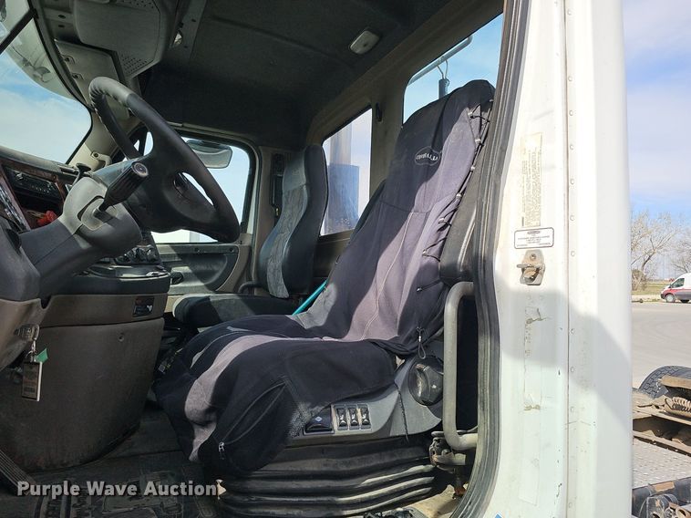 image for item DQ8696 2013 Freightliner Cascadia semi truck