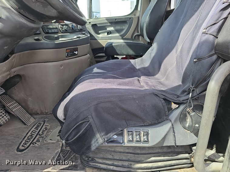 image for item DQ8696 2013 Freightliner Cascadia semi truck