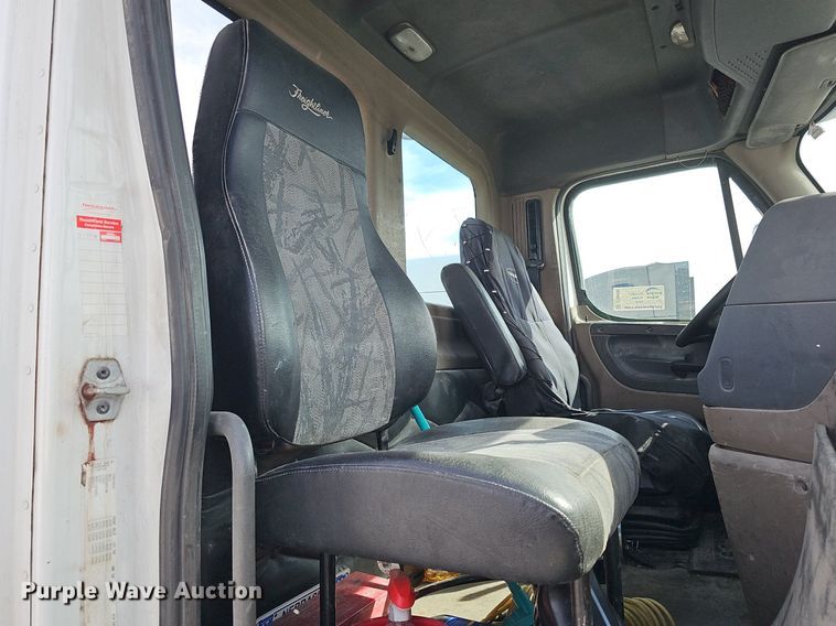 image for item DQ8696 2013 Freightliner Cascadia semi truck