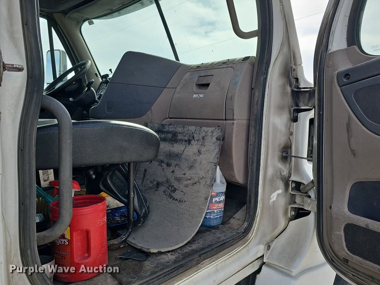 image for item DQ8696 2013 Freightliner Cascadia semi truck