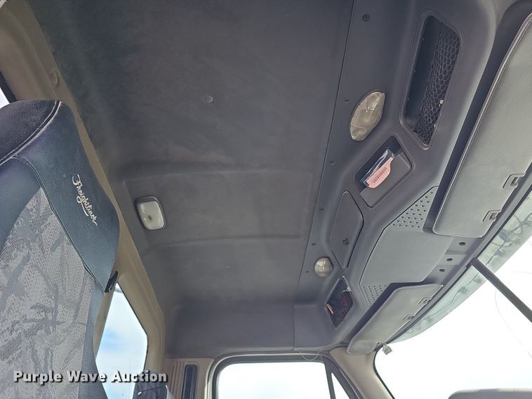 image for item DQ8696 2013 Freightliner Cascadia semi truck