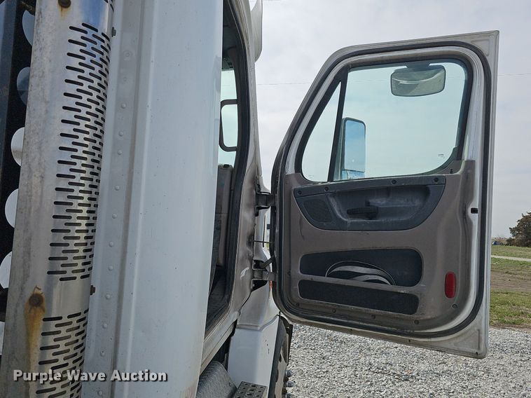 image for item DQ8696 2013 Freightliner Cascadia semi truck