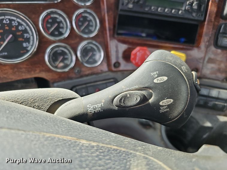 image for item DQ8696 2013 Freightliner Cascadia semi truck