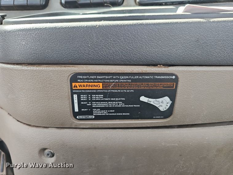 image for item DQ8696 2013 Freightliner Cascadia semi truck