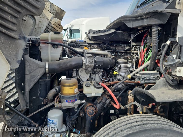 image for item DQ8696 2013 Freightliner Cascadia semi truck