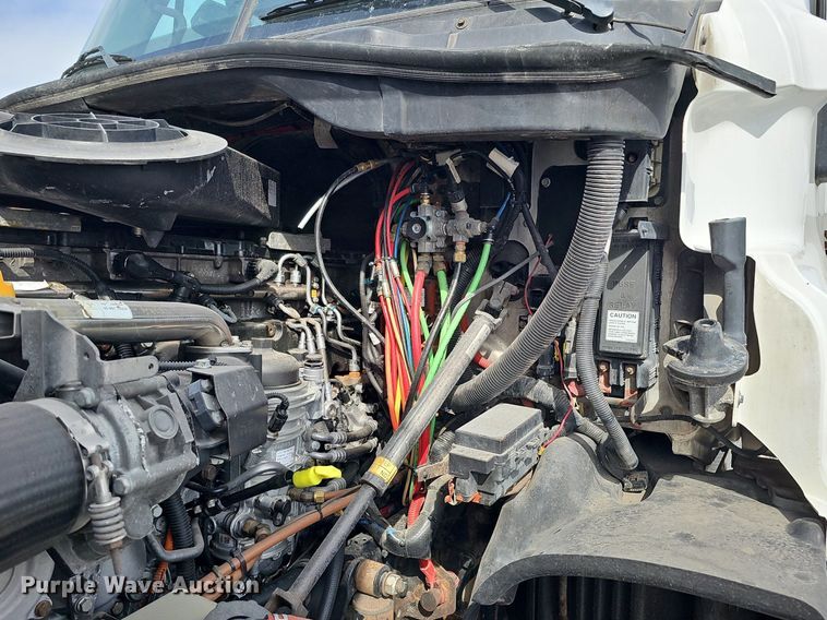 image for item DQ8696 2013 Freightliner Cascadia semi truck