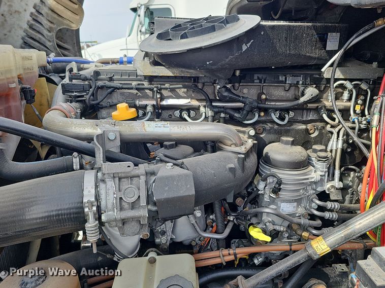 image for item DQ8696 2013 Freightliner Cascadia semi truck