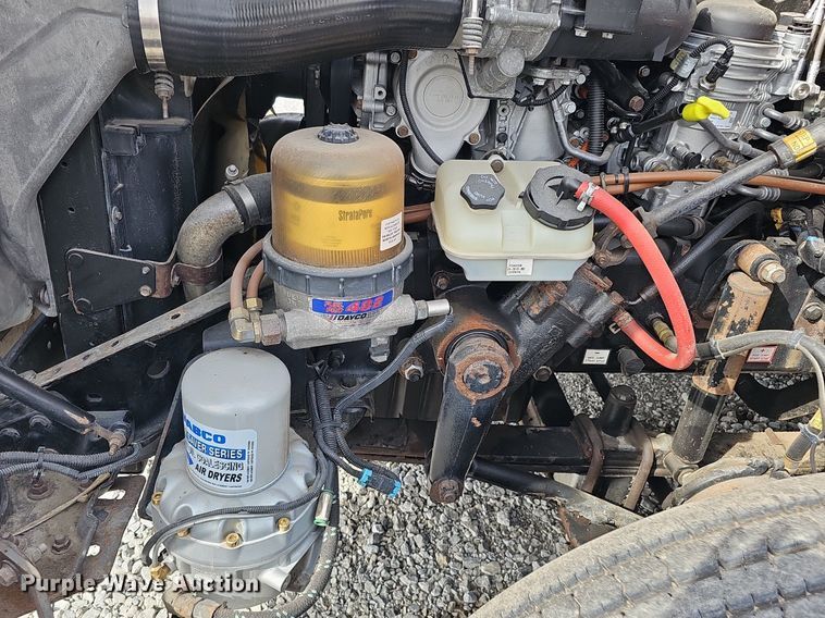 image for item DQ8696 2013 Freightliner Cascadia semi truck