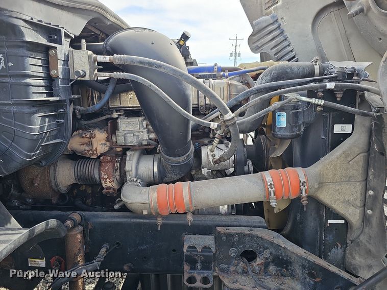 image for item DQ8696 2013 Freightliner Cascadia semi truck