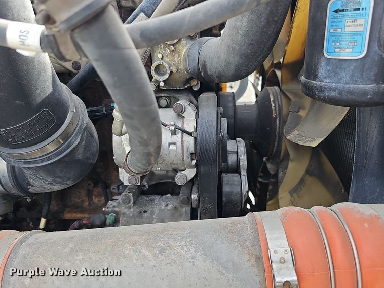 image for item DQ8696 2013 Freightliner Cascadia semi truck