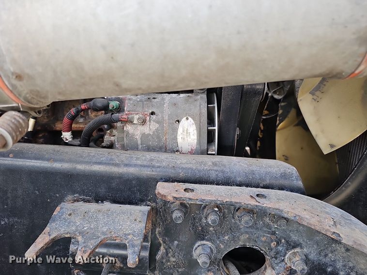 image for item DQ8696 2013 Freightliner Cascadia semi truck