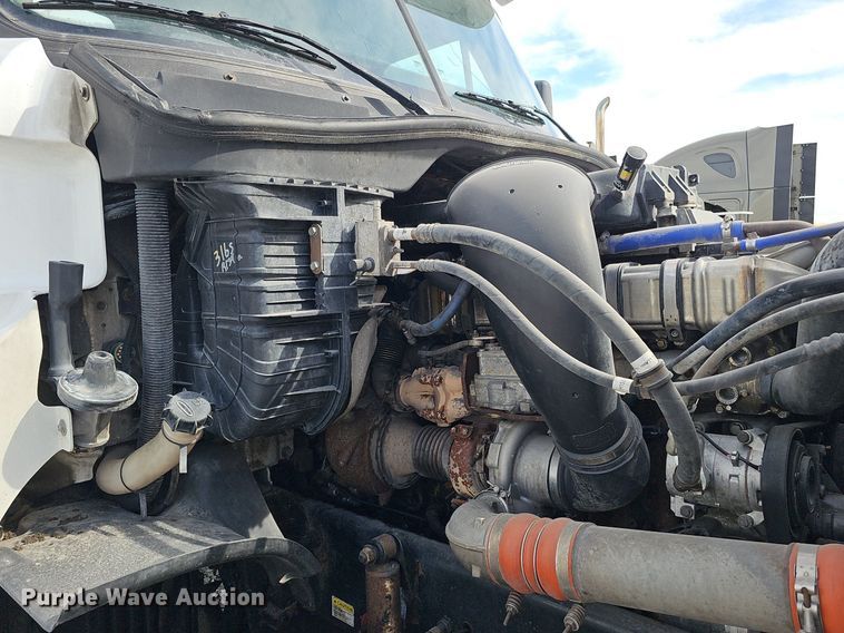 image for item DQ8696 2013 Freightliner Cascadia semi truck