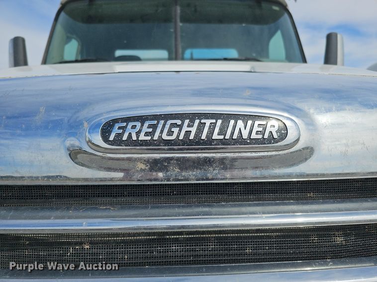 image for item DQ8696 2013 Freightliner Cascadia semi truck