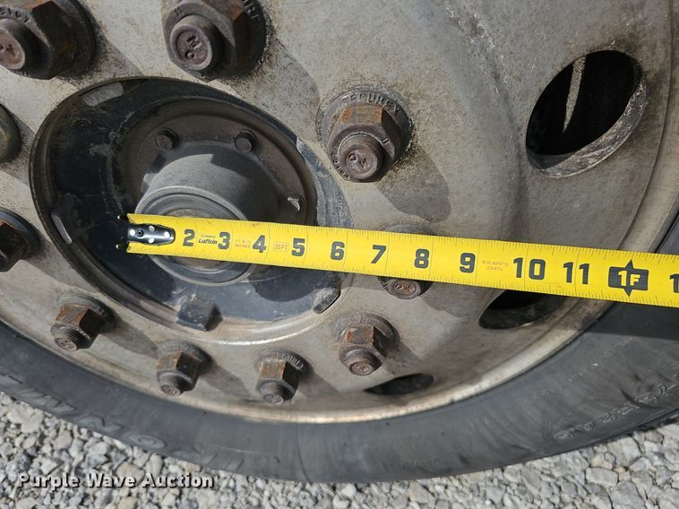 image for item DQ8696 2013 Freightliner Cascadia semi truck