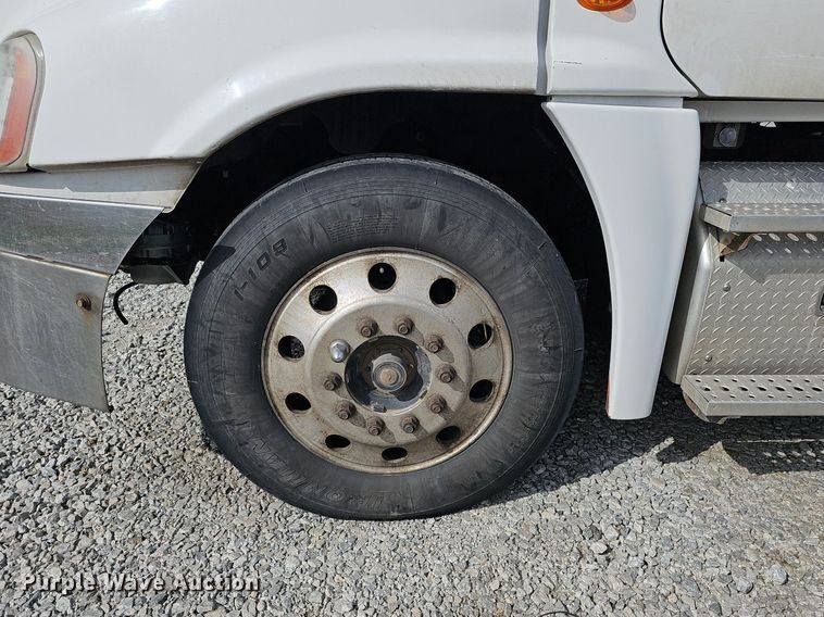 image for item DQ8696 2013 Freightliner Cascadia semi truck