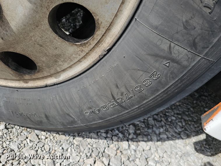 image for item DQ8696 2013 Freightliner Cascadia semi truck