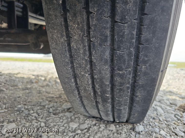 image for item DQ8696 2013 Freightliner Cascadia semi truck